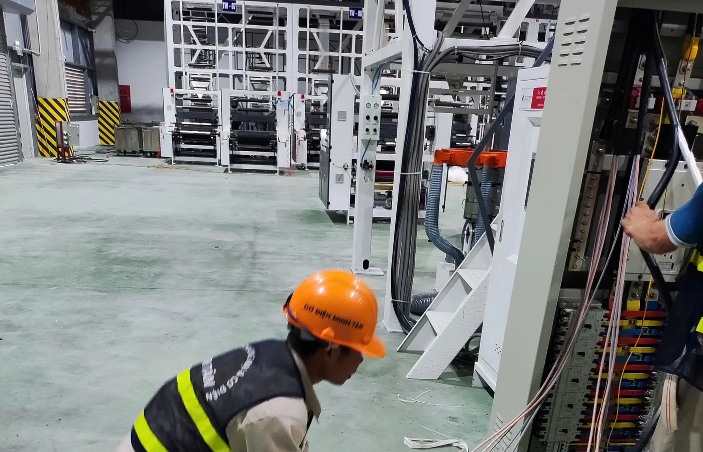Đấu nối cáp tại tủ điện nhà máy